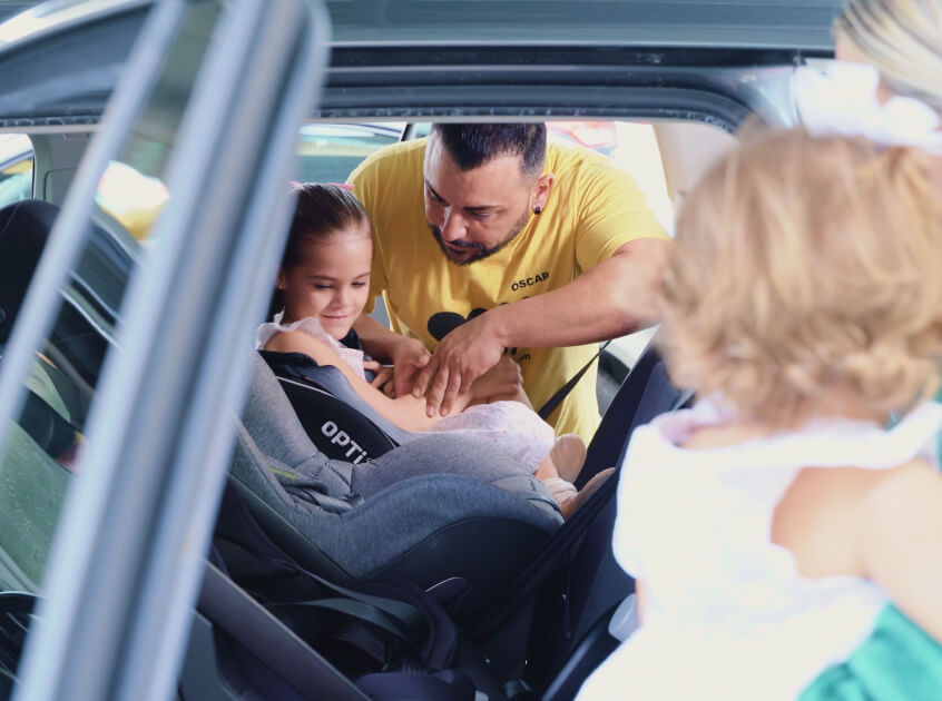 Equipo acompañando a familias en seguridad vial infantil